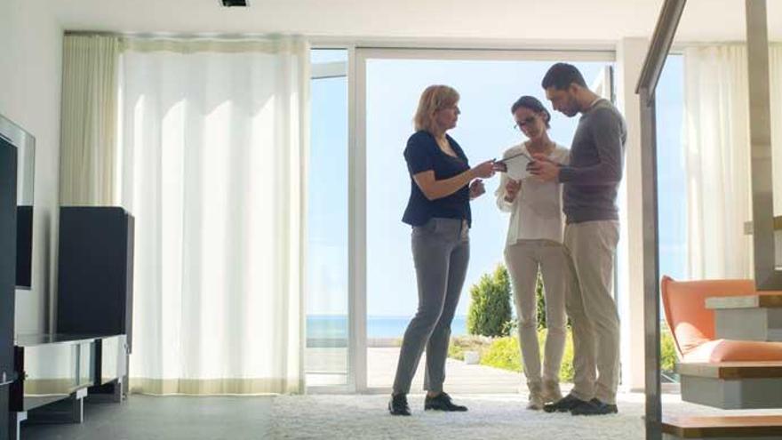 Una pareja accede a una vivienda en alquiler.