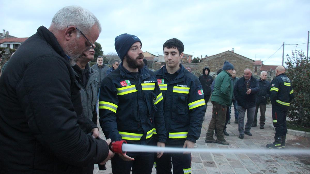 GALERÍA | Los vecinos de La Carballeda, preparados para actuar en incendios