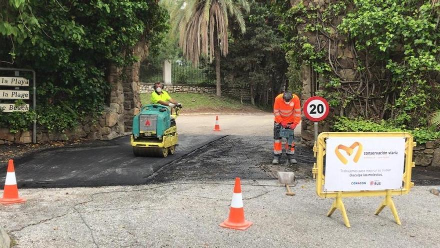 Operarios reponen el asfalto en una de las salidas de la N-340 a su paso por la Milla de Oro.