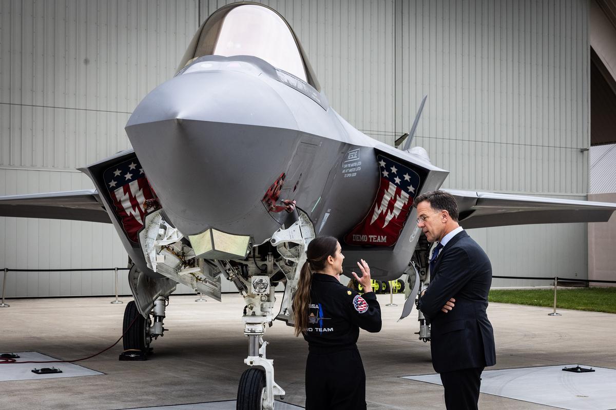 El secretario general de la OTAN, Mark Rutte, junto a un caza F-35 y su piloto en Dayton (EEUU).