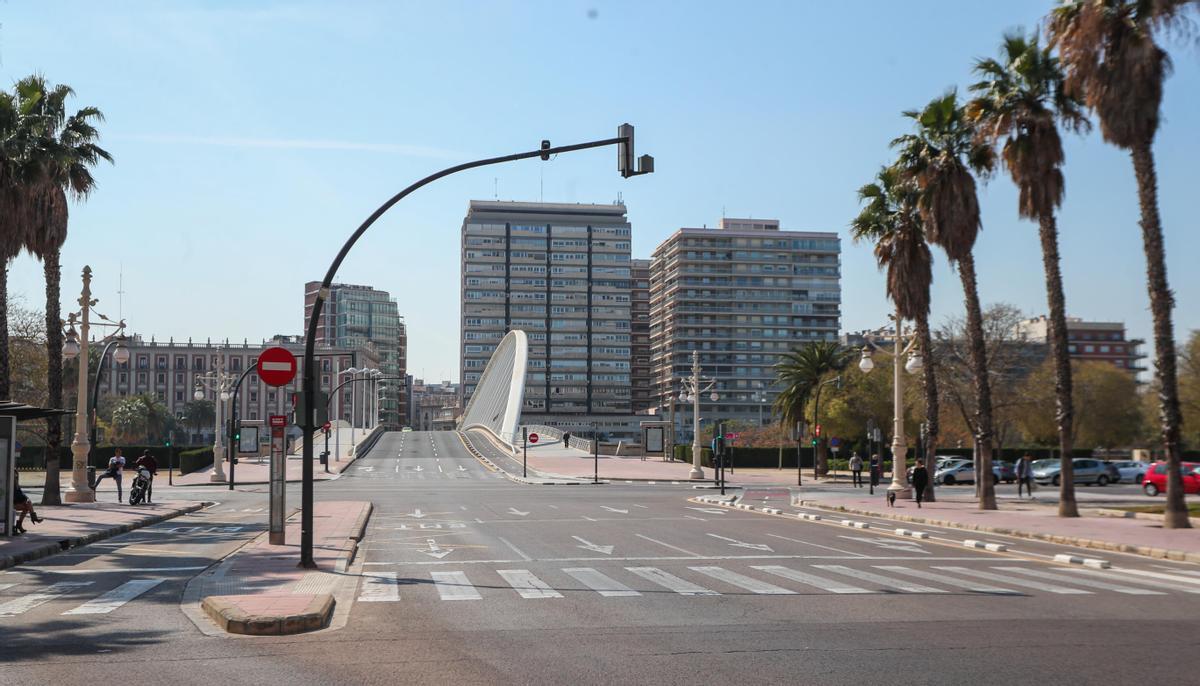 Preparado para recibir las noches de fuegos artificiales, la Peineta de Calatrava tendrá que esperar a 2022