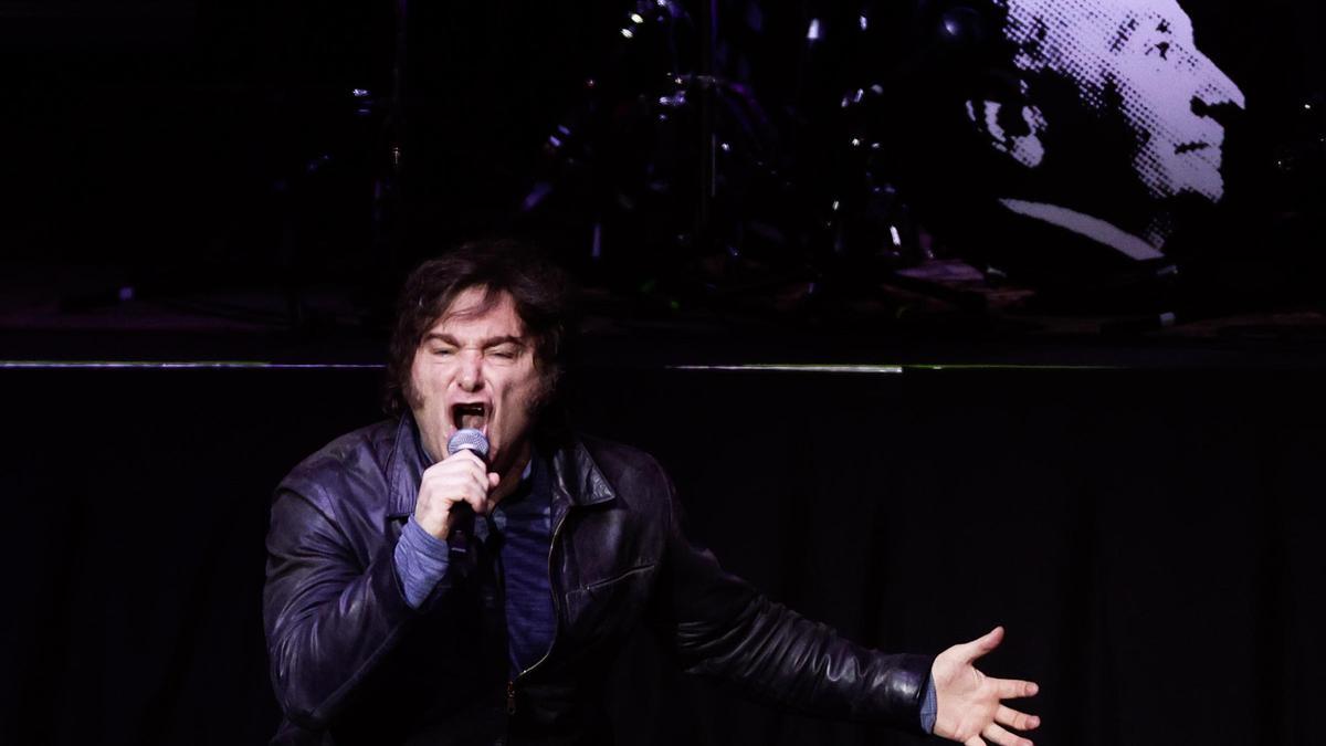 AME5492. BUENOS AIRES (ARGENTINA), 06/10/2025.- El presidente de Argentina, Javier Milei, habla durante un evento este lunes, en Buenos Aires (Argentina). Milei presento su nuevo libro, 'La construcciÃ³n del milagro', en un acto que se produce en plena campaÃ±a para las elecciones legislativas nacionales del prÃ³ximo 26 de octubre. EFE/ Juan Ignacio Roncoroni