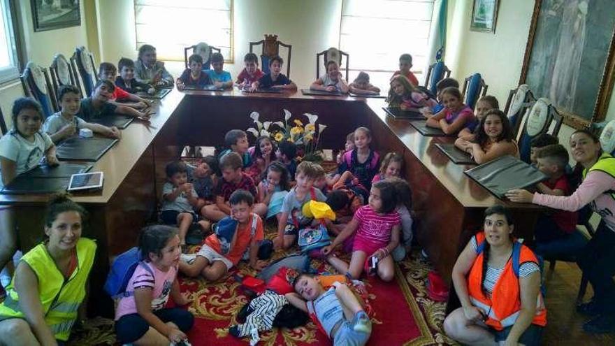 Los niños en el salón de plenos del Concello de As Neves. // D. P.