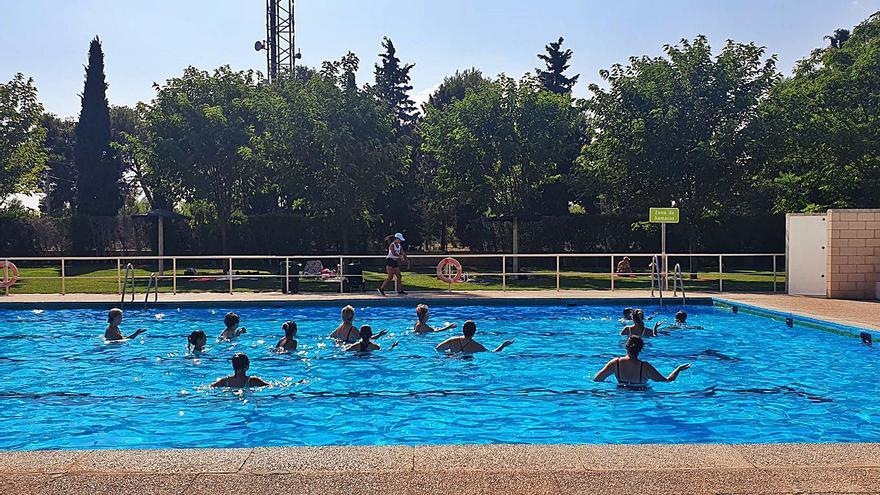 Las participantes en el curso de aquagym siguen a la monitora en una de las clases. | SERVICIO ESPECIAL