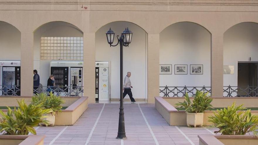 Una imagen del patio interior del Hospital Civil de Málaga.