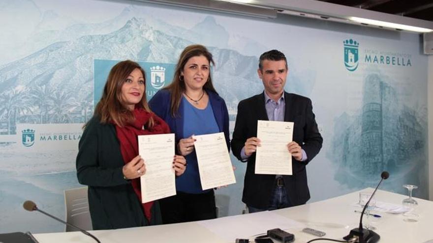 La concejala de Derechos Sociales, Victoria Morales, con la presidenta de Aspandem, María José Morales, y el alcalde de Marbella, José Bernal.