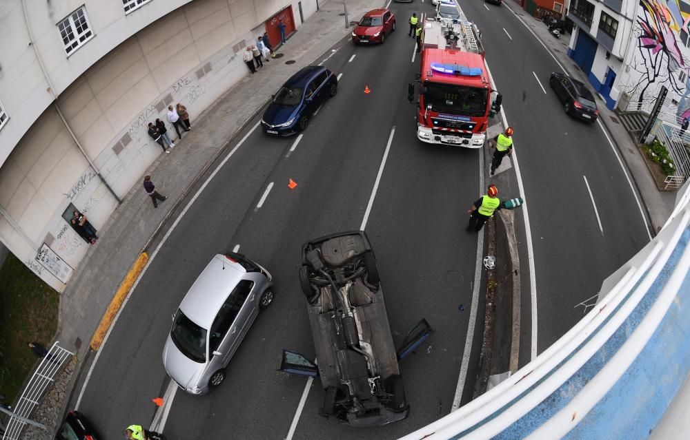 Aparatoso accidente de tráfico en Perillo