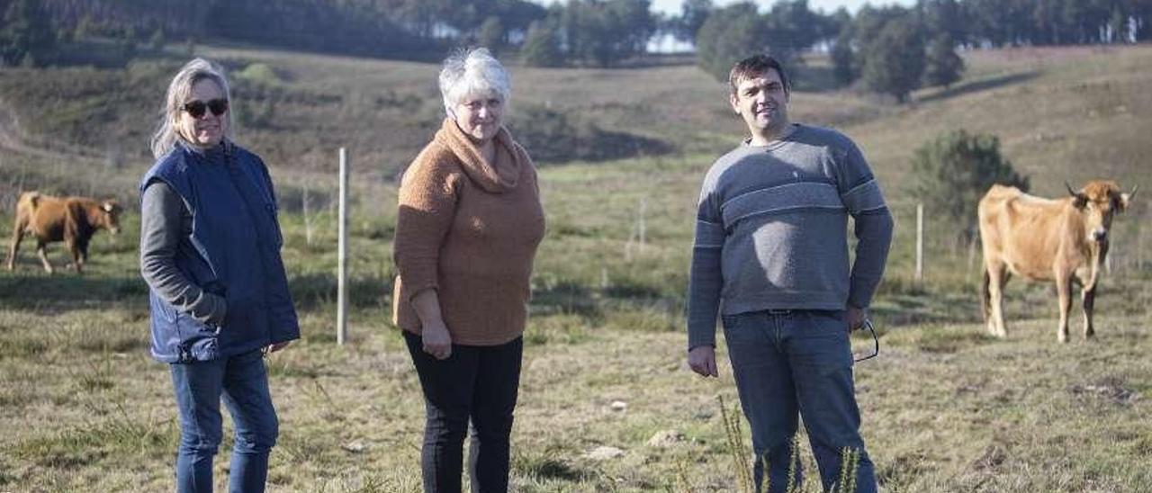 De izquierda a derecha: Sara Pérez, secretaria de la Comunidad de Montes de Pinzás; Natividad González, presidenta; y Francisco Javier López, vocal. // Gustavo Rivas (D.B.M.)