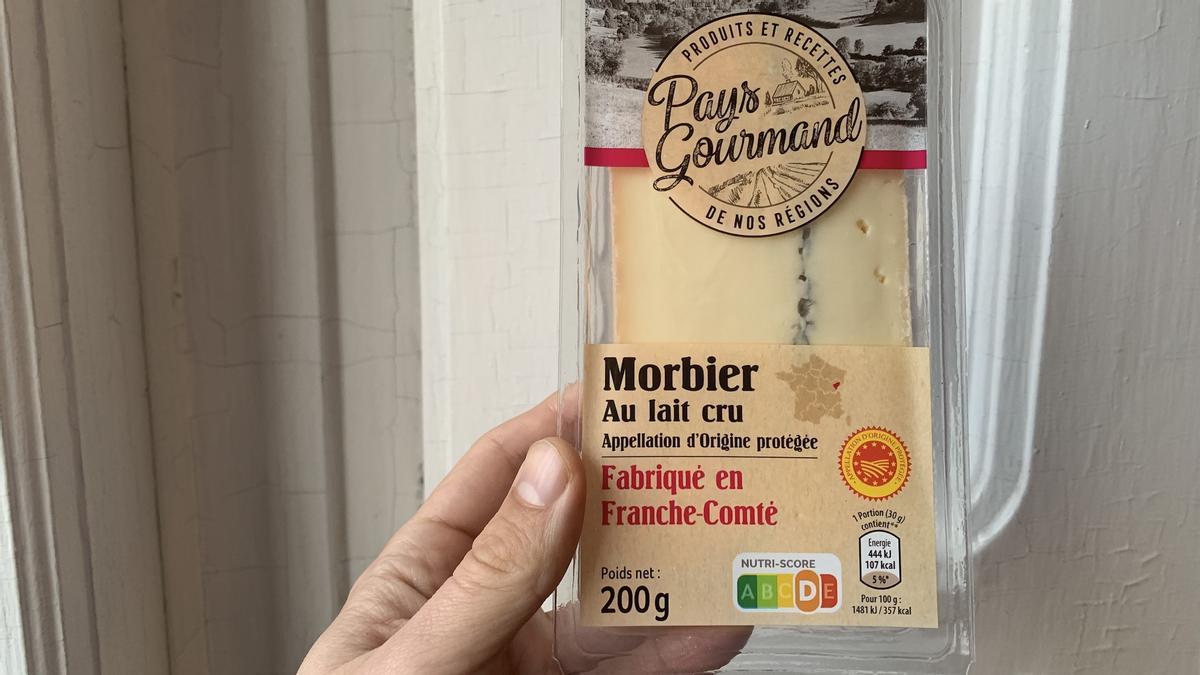 El queso francés morbier 'au lait cru'.