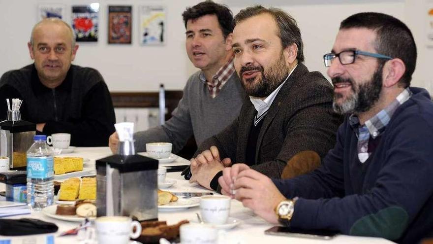 Hermida, Casares, Cuiña y Vilariño, ayer, durante el desayuno en el restaurante Currás. // Bernabé/Javier Lalín