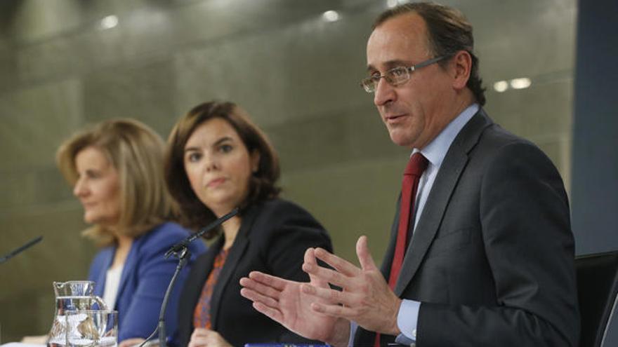 Alfonso Alonso, en primer plano, junto a Sáenz de Santamaria y Fátima Báñez, tras el Consejo de Ministros de ayer.