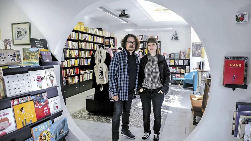 Xavier Abraham dejó Sagitari, peluquería y librería de poesía. Lola Fernández tomó el testigo, Los Oficios Terrestes.