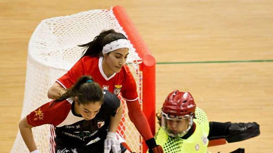 Marta González protege la bola ante una rival.