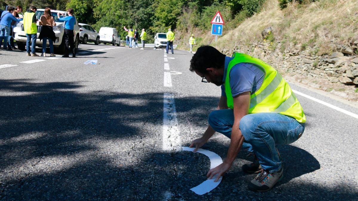 Un operari posant un dels adhesius de la prova pilot en una imatge d'arxiu.