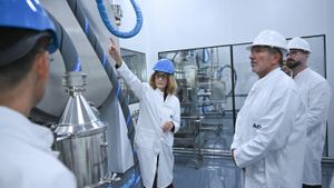 Ana Pilar, jefa de operaciones de AGC Pharma Chemicals, muestra las instalaciones al conseller Sàmper