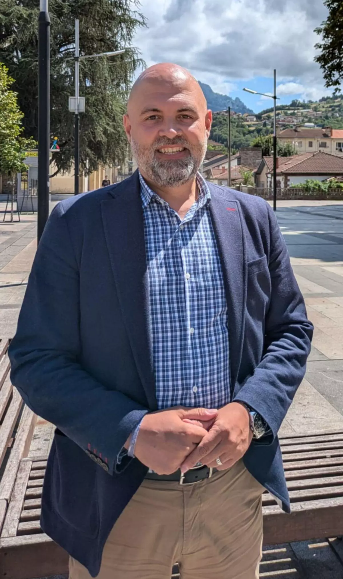 Roberto Vázquez, portavoz de Foro en Laviana: "Sin recibir nada a cambio, no sé si a Laviana le favorecería ser parte de Redes"
