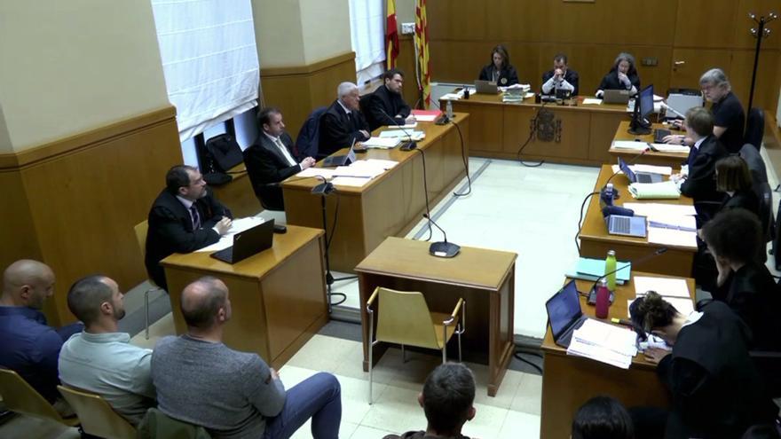 Vista general, a través de videoconferència, del judici contra quatre mossos d'esquadra per detenció il·legal i falsedat durant el confinament.