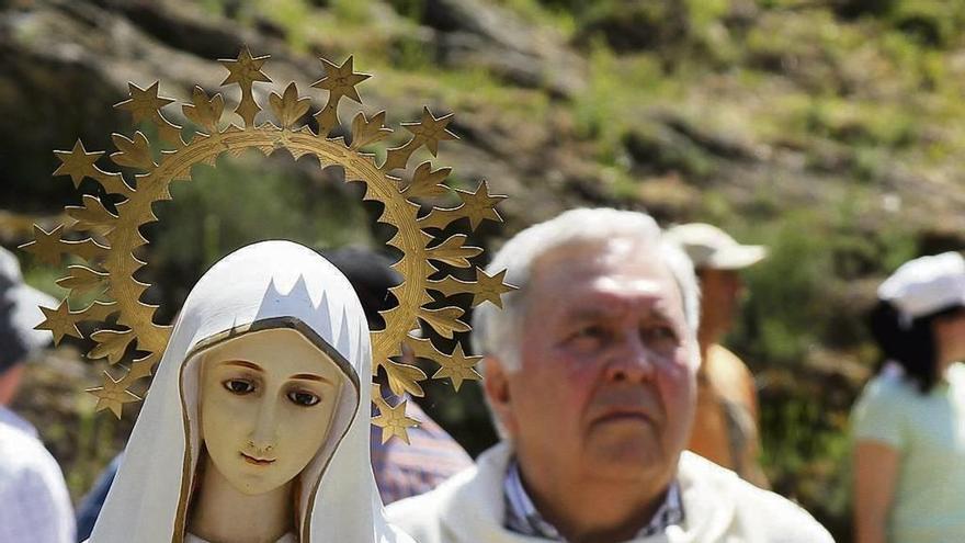 Marcelino Gutiérrez junto a la Virgen de Fátima en la romería de La Petisqueira.