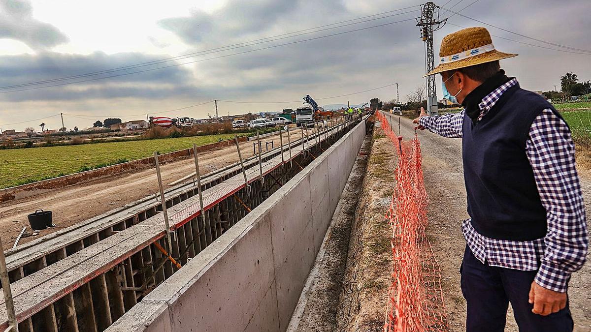 Obras de canalización del azarbe que han eliminado los árboles en sus márgenes y próximos ejemplares que se arrancarán, con el trazado marcado con pintura blanca.