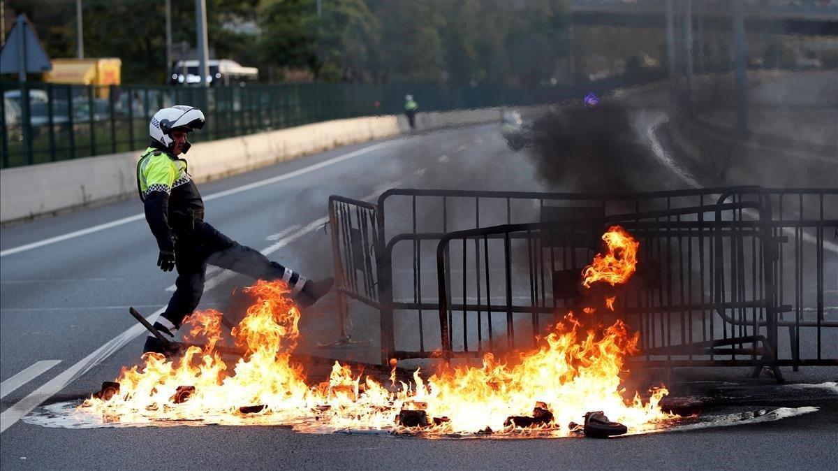 zentauroepp50454983 grafcat5697 barcelona 18 10 2019 una barricada de fuego 191018090133 zentauroepp50454983 grafcat5697 barcelona 18 10 2019 una barricada de fuego 191018090133