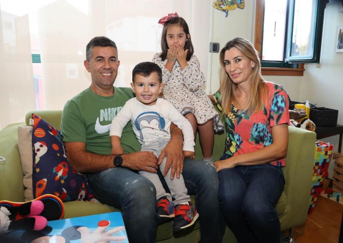 Sofía, con su padre, Álvaro Lorenzo, su madre y uno de sus hermanos. | // PABLO HERNÁNDEZ
