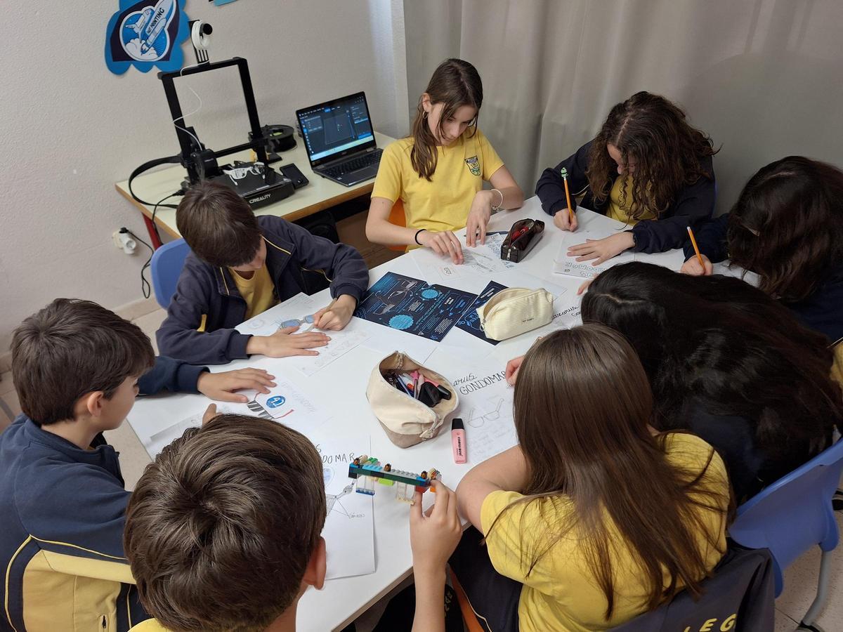 Un grupo de estudiantes participantes en el concurso escolar trabajan en su proyecto
