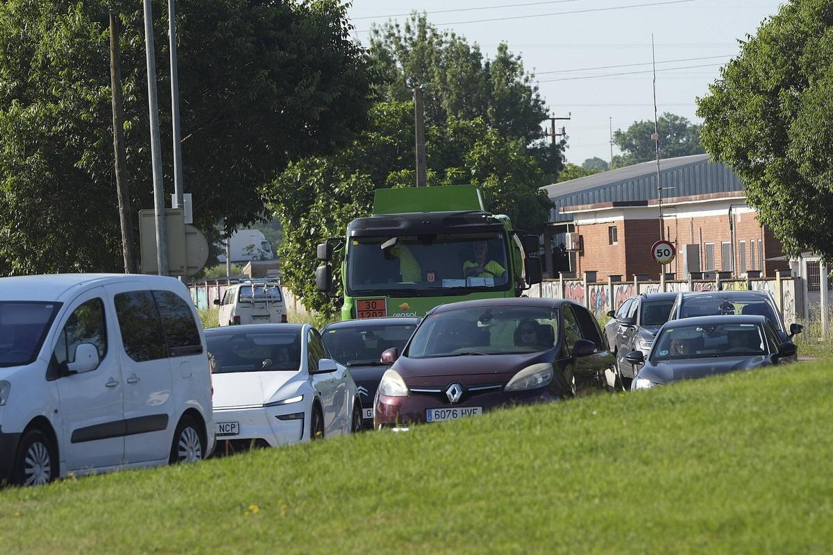 Cues de vehicles, aquest matí, a la zona afectada per les obres del carril bici.