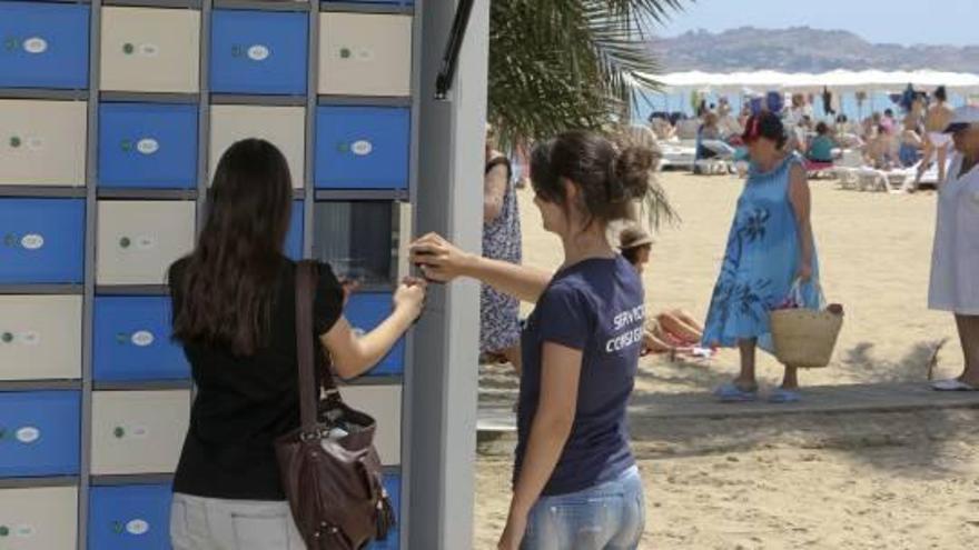 Modelo de taquillas instaladas hace tres años en la playa del Postiguet, en Alicante.