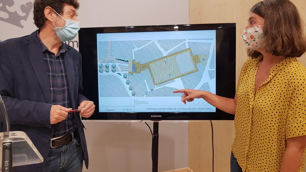 Alberto Jarabo y Neus Truyol explicando el futuro de las galerías de la plaza Major.
