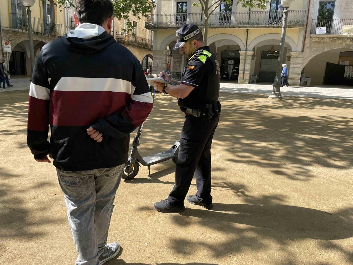 Un agent informant un usuari.