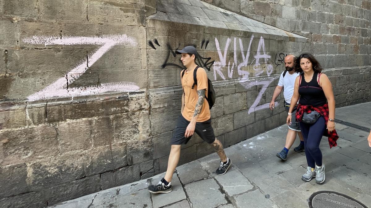 Pintadas con la 'Z' prorrusa en la catedral de Barcelona