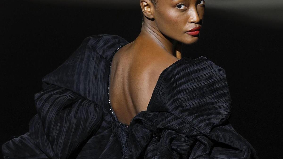 PABLO ERROZ | Erroz conecta cultura con moda y ficha a Karla Sofía Gascón