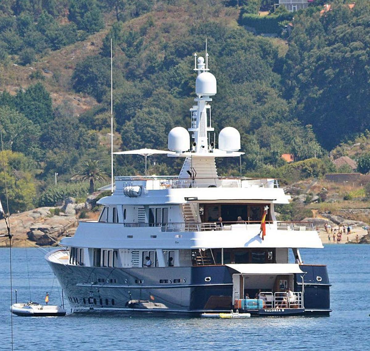 El yate de Amancio Ortega, ayer, en Aldán.