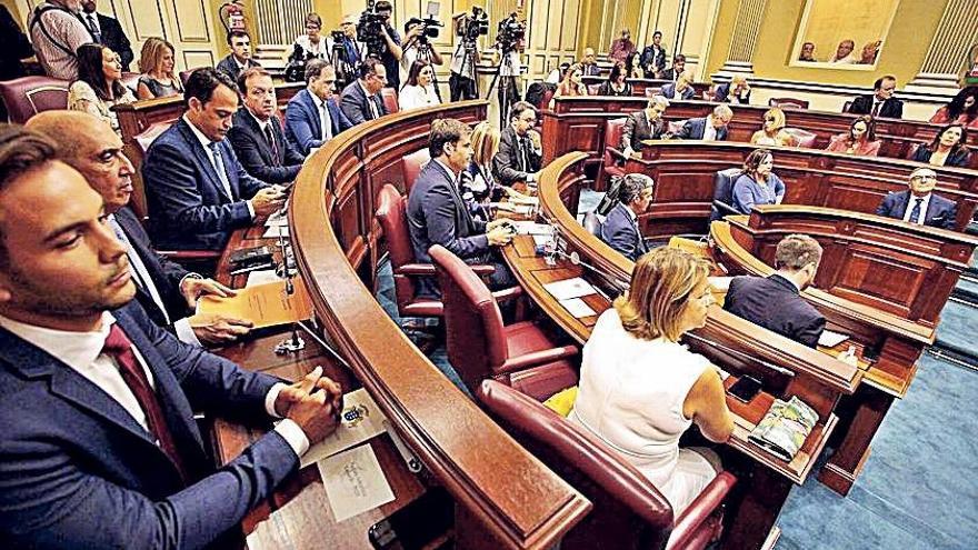 Parte del hemiciclo del Parlamento canario durante el pleno.