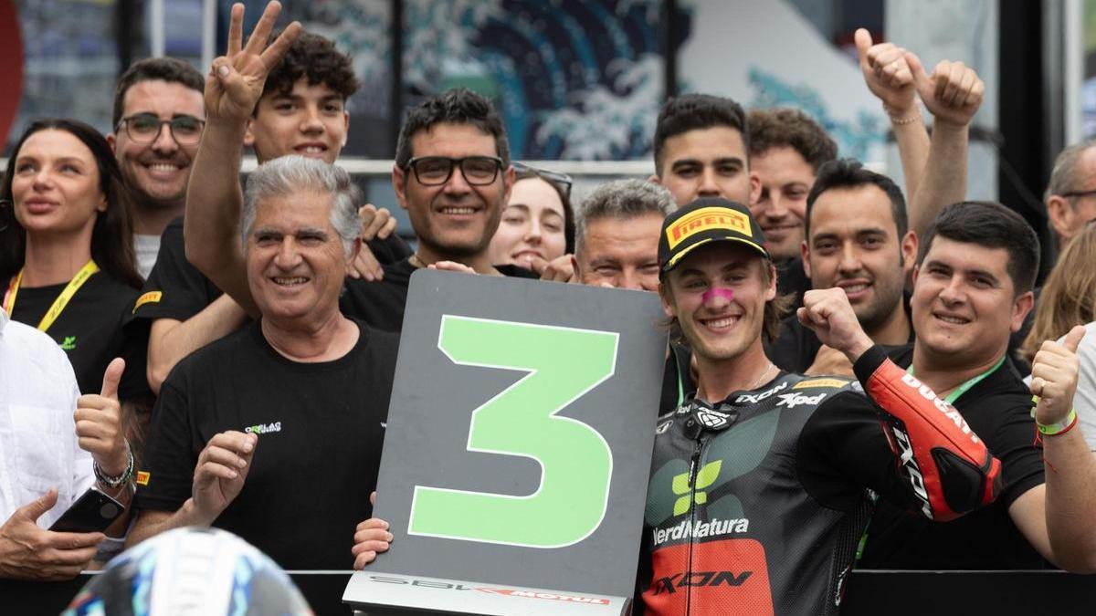 El piloto de Algemesí con los miembros del equipo al finalizar la carrera.