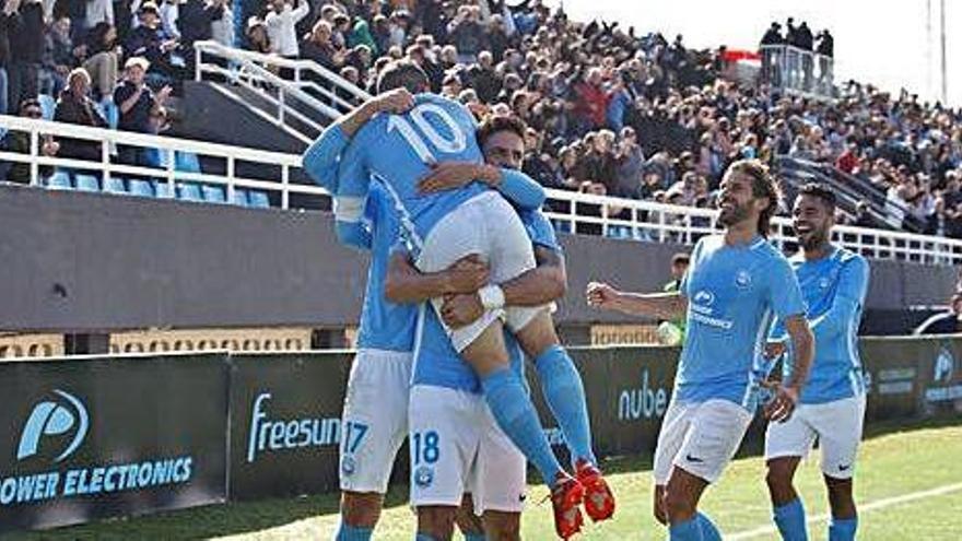 Los jugadores de la UDIbiza felicitan a Cirio, cuyo gol  abrió la &#039;lata&#039;.