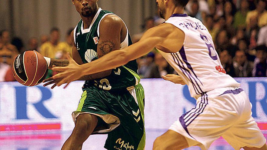 Duelo de cerebros. Omar Cook, defendido por el ex cajista Pepe Sánchez, en la ida.