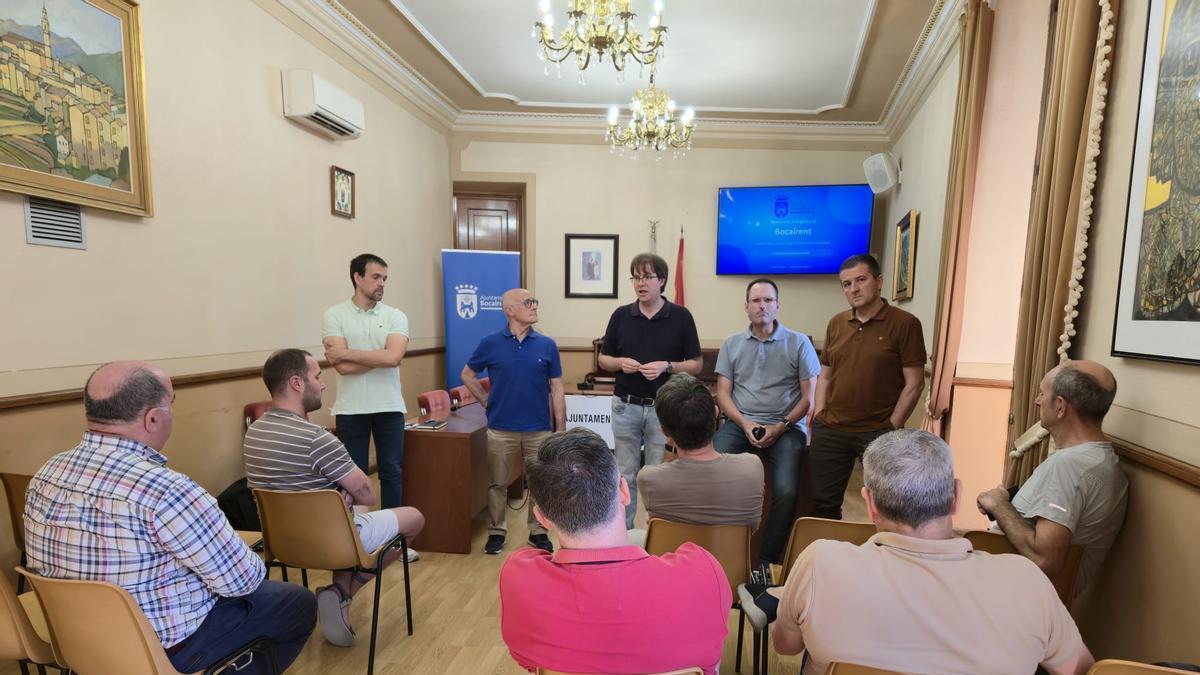 Asistentes a la primera de las reuniones informativas coordinadas en Bocairent.