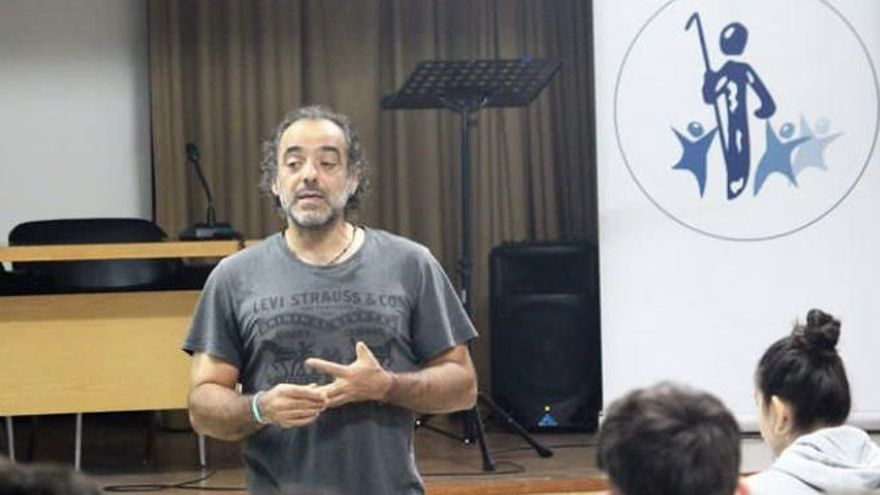 El alpinista aragonés en un momento de su charla a los escolares.