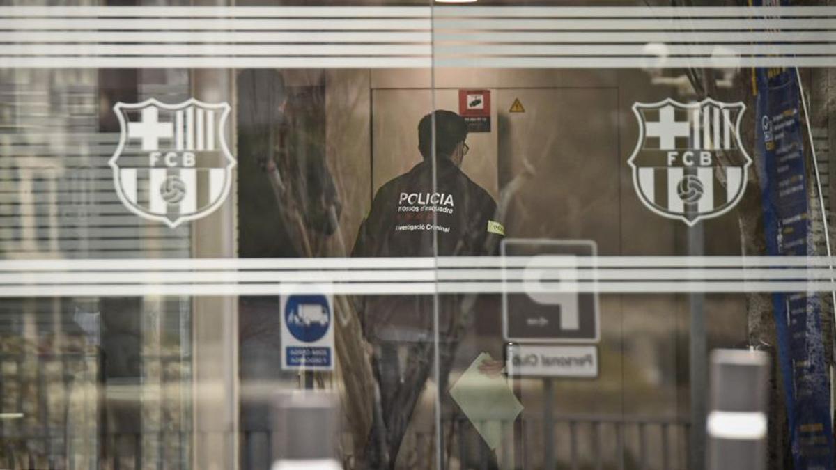 Los Mossos registran las oficinas del Barça. 