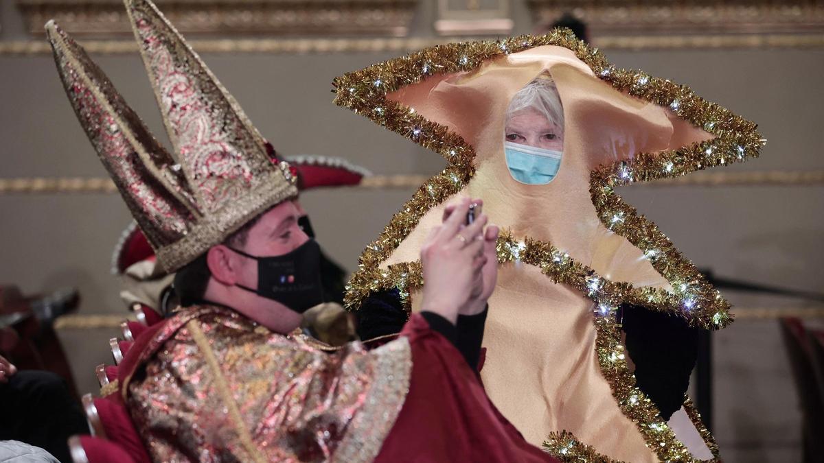 Dos personas disfrazadas minutos antes del inicio de la celebración del Sorteo Extraordinario de la Lotería de Navidad 2021