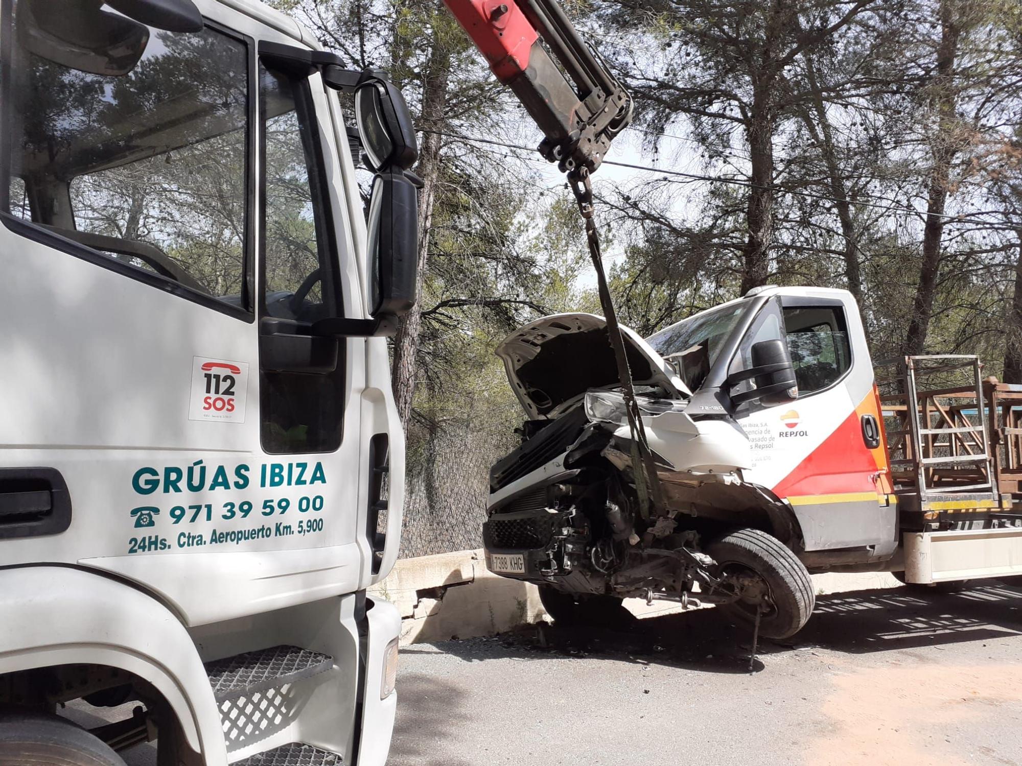 Violento choque frontal en Ibiza entre un camión cargado de butano y un turismo