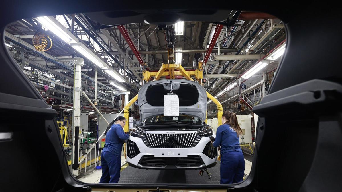 Línea de ensamblaje del Peugeot 2008 en Stellantis Vigo.