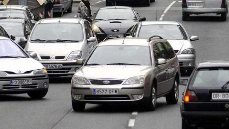 Atasco, ayer, en la rúa Matemático Rodríguez causado por coches en doble fila. // Bernabé/Javier Lalín