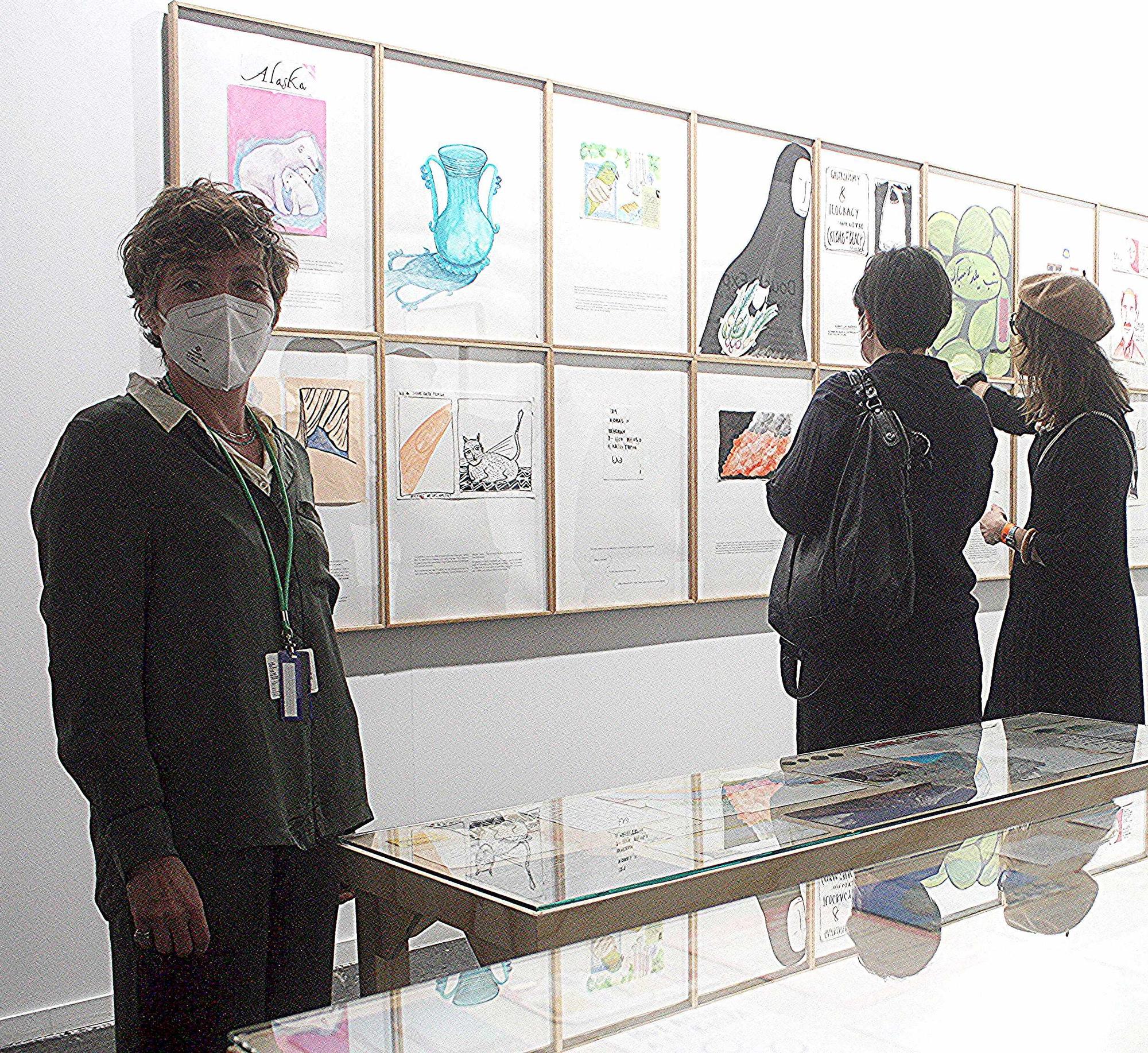 Nuria Marqués y la comisaria del proyecto, Alexandra Laudo, ante Spleen Teherán. Cámera Lúcida' , en el stand del Institut D'Estudis Balearics en ARCO