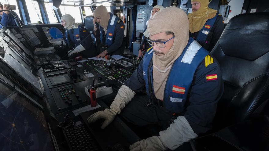 De maniobras detrás de La Isleta: Los buques de acción de la Armada ensayan con fuego real