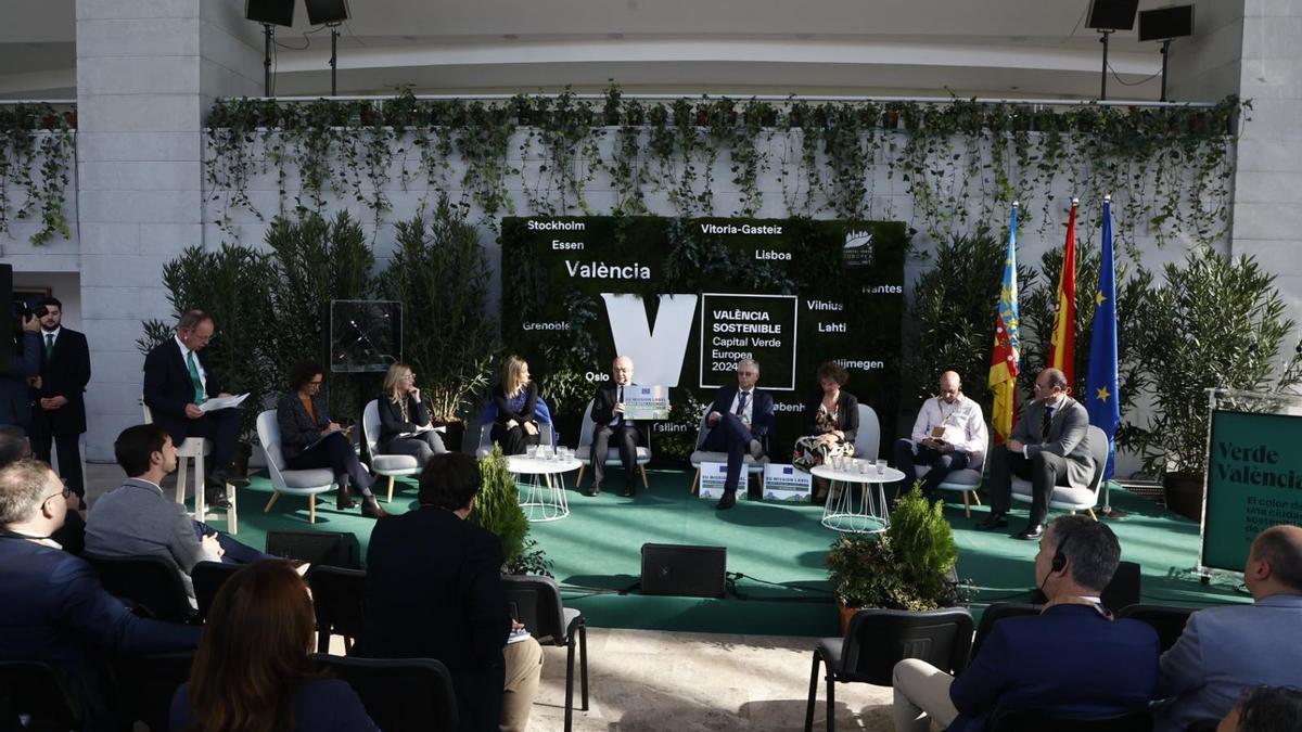 Mesa redonda con presencia de representantes de las Mission Cities.