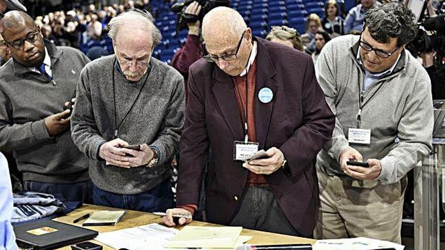 Diverses persones intenten realitzar el recompte en una assemblea a Des Moines.