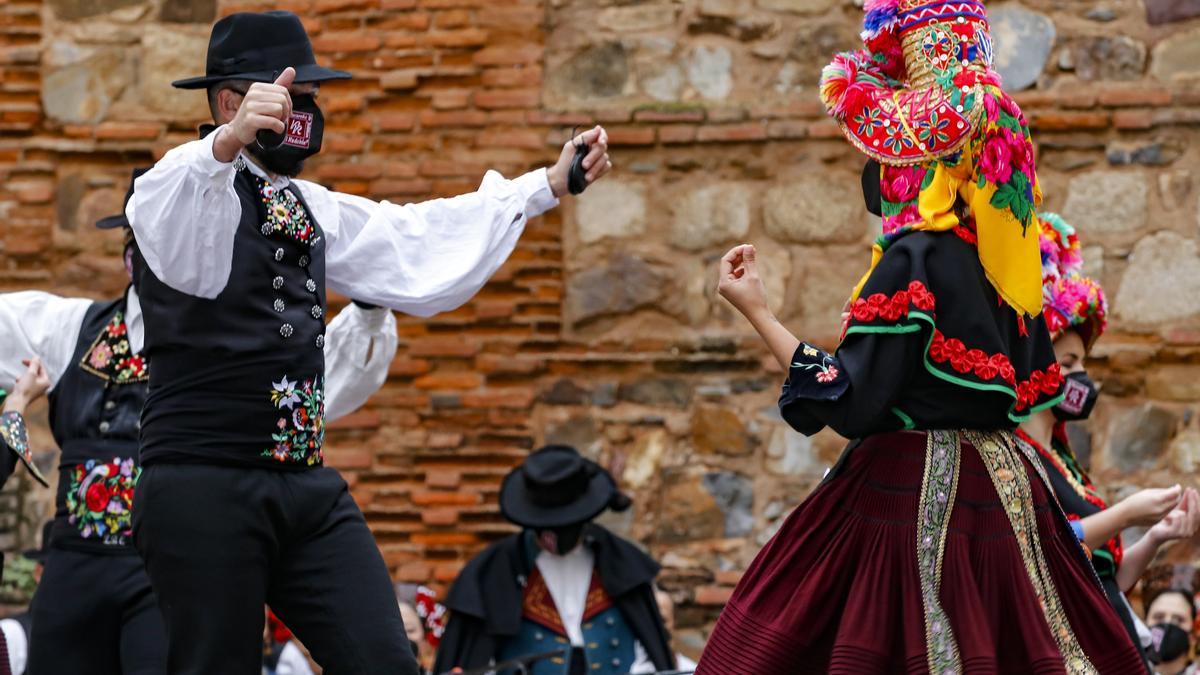 El folklore es uno de los sectores que se podrá beneficiar de la nueva deducción del 20% cultural en el IRPF de Extremadura.