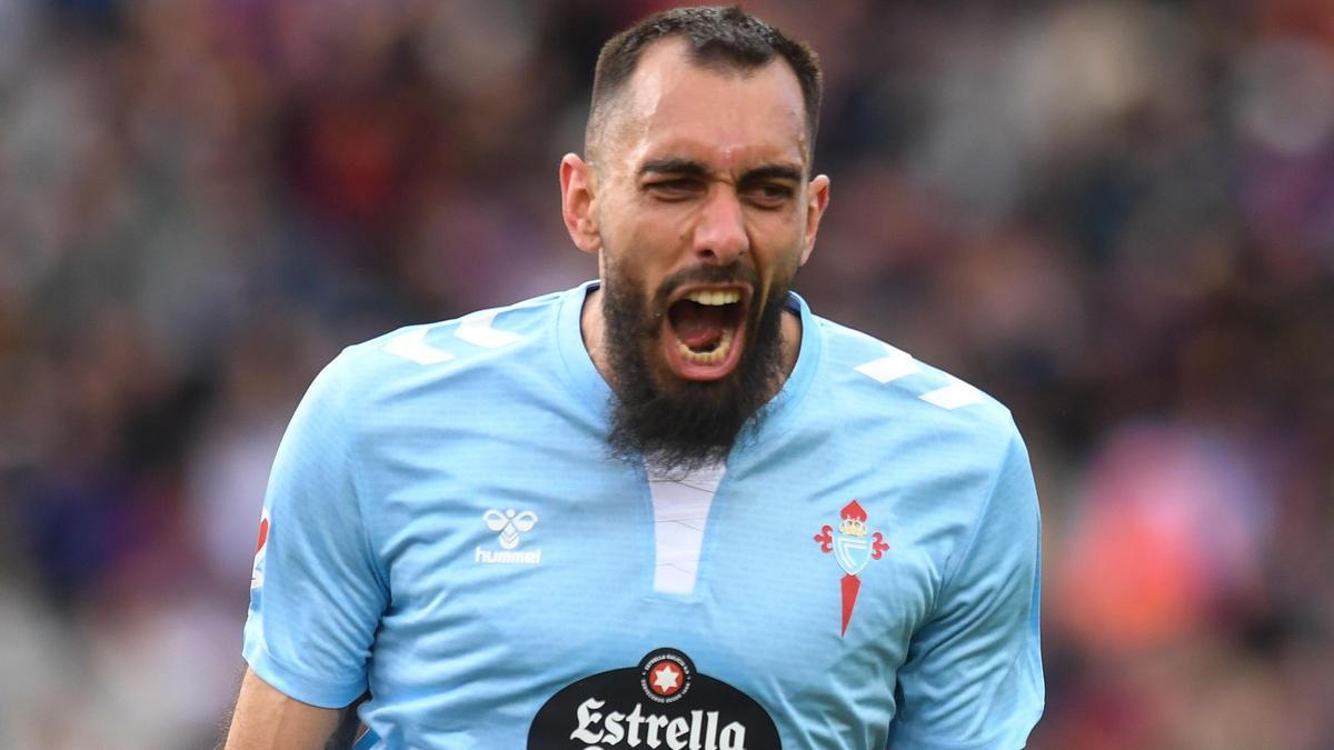 Borja Iglesias celebra uno de sus tres goles ante el Barça, este sábado en el Estadi Olímpic Lluís Companys.